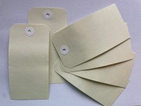 Colli-Anhänger 65 x 130 mm chamois Karton mit Pappöse Colli-Anhänger 65 x 130 mm chamois Karton mit Pappöse